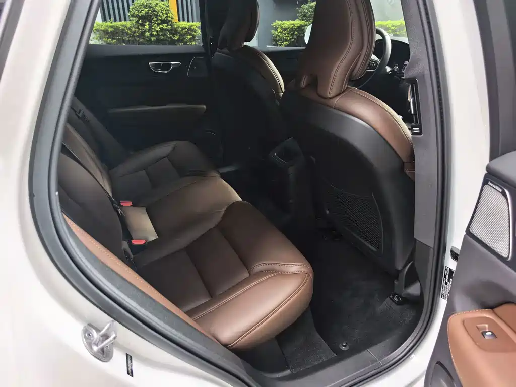 Volvo XC60 PHEV — миниатюра 6