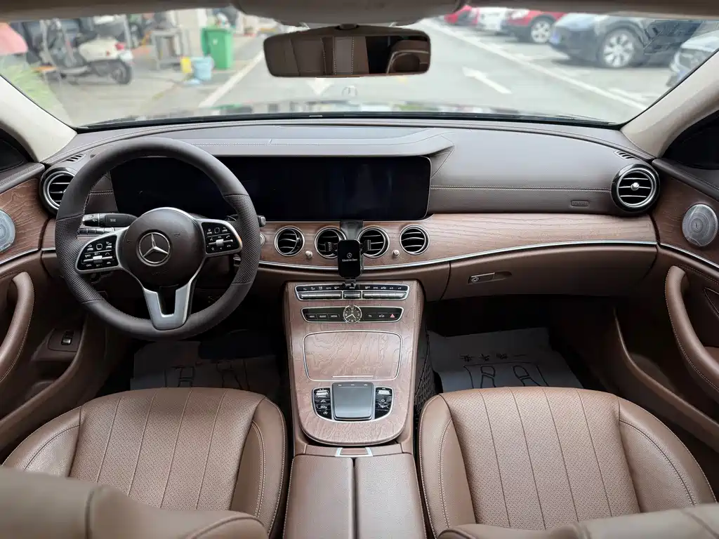 Mercedes-Benz E-Class — миниатюра 9