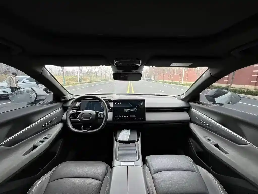 Lynk & Co 08 EM-P 2023 120km Halo