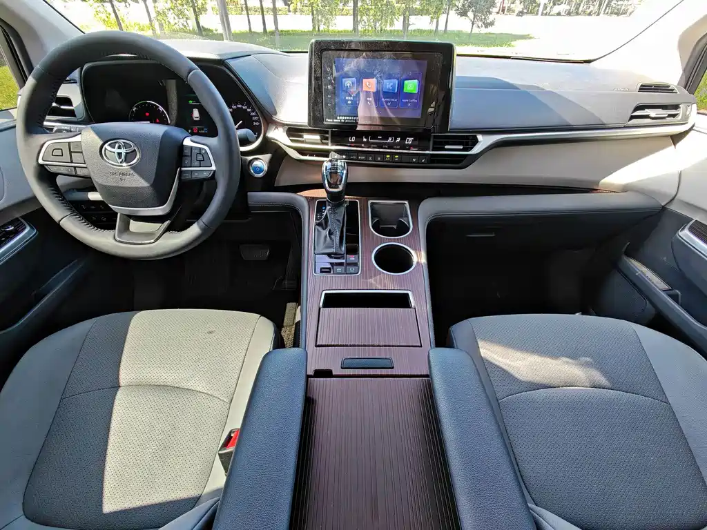 Toyota Granvia — миниатюра 7