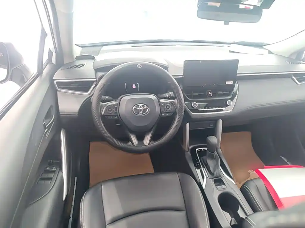 Toyota Corolla Cross — миниатюра 17