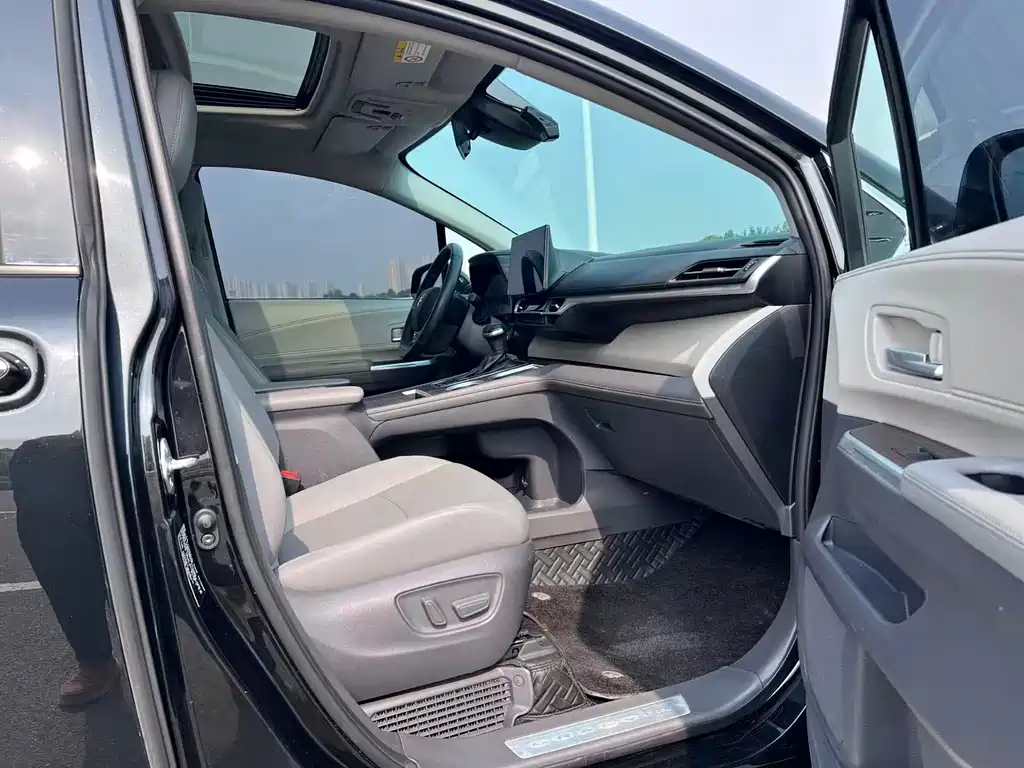 Toyota Granvia — миниатюра 12