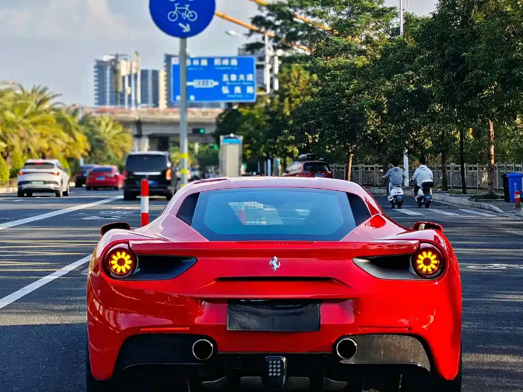 FERRARI 488