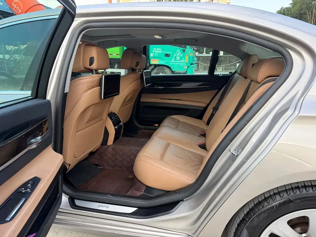 BMW 7 Series — миниатюра 8