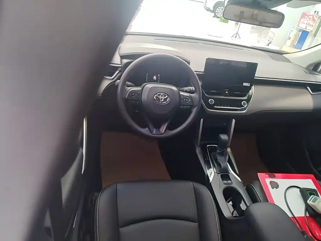 Toyota Corolla Cross — миниатюра 17
