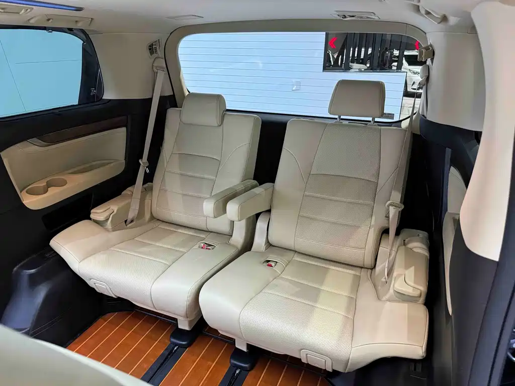 Toyota Alphard — миниатюра 10