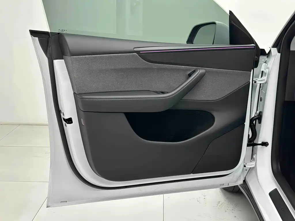 Tesla Model Y — миниатюра 13