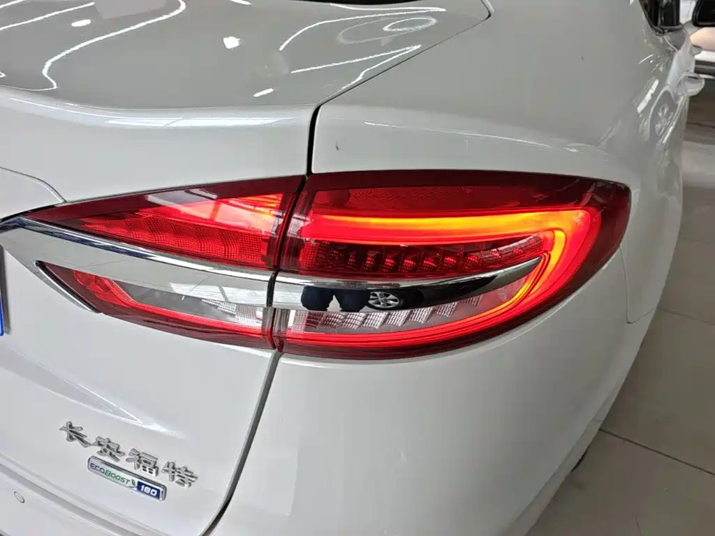 Ford Mondeo — миниатюра 8