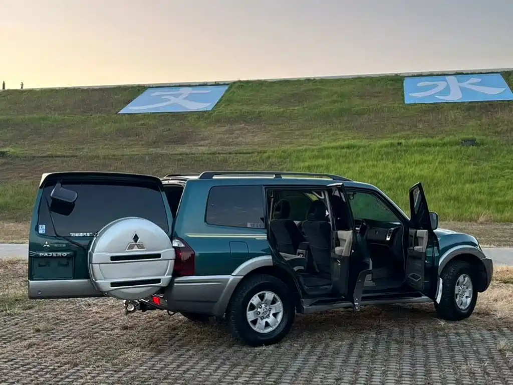 Mitsubishi Pajero — миниатюра 3