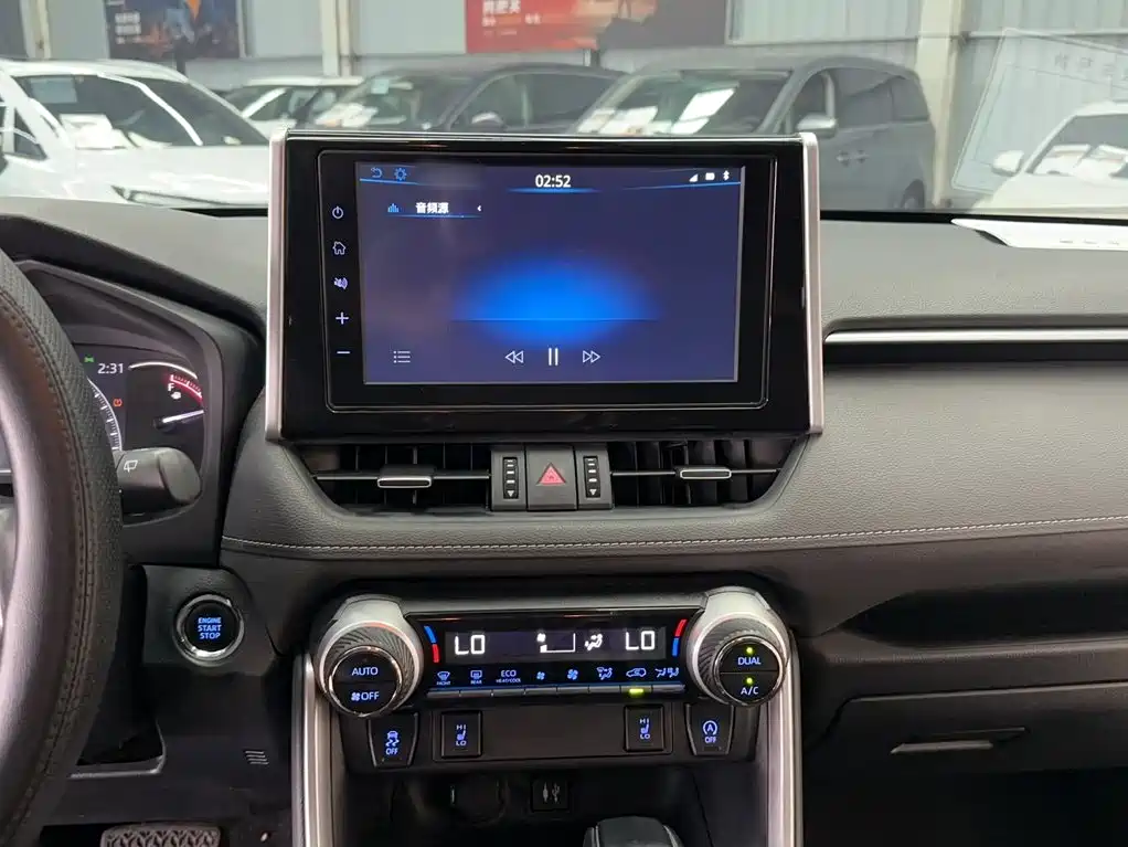 Toyota RAV4 — миниатюра 8