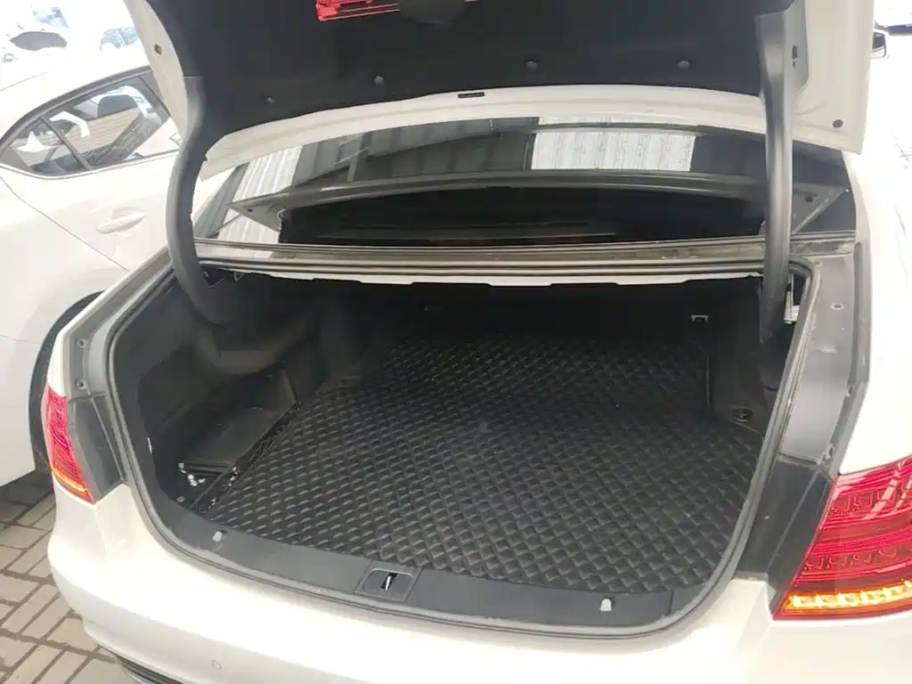 Mercedes-Benz E-Class — миниатюра 19
