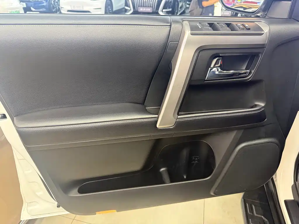 Toyota 4Runner — миниатюра 6