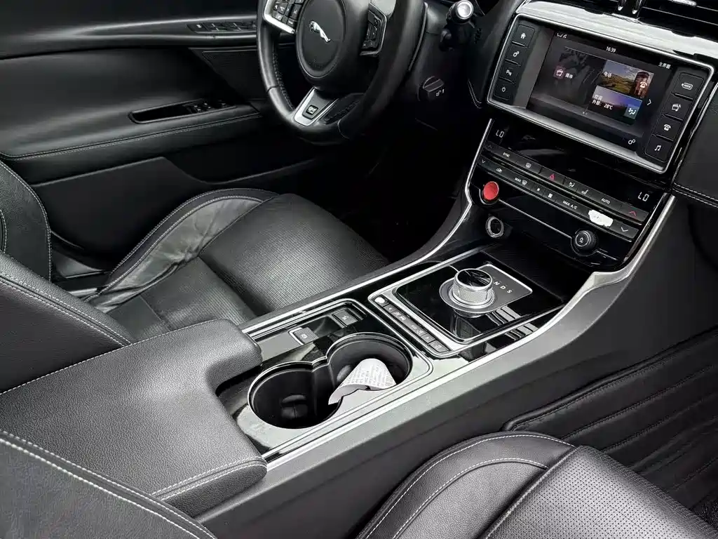 Jaguar XE — миниатюра 8
