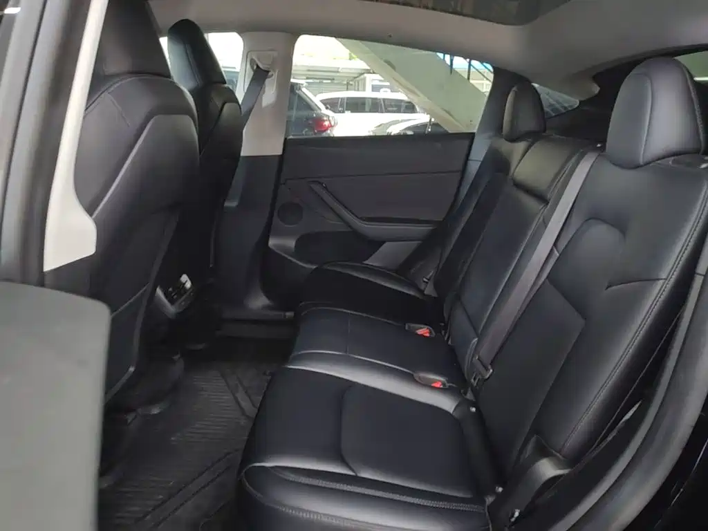 Tesla Model Y — миниатюра 17