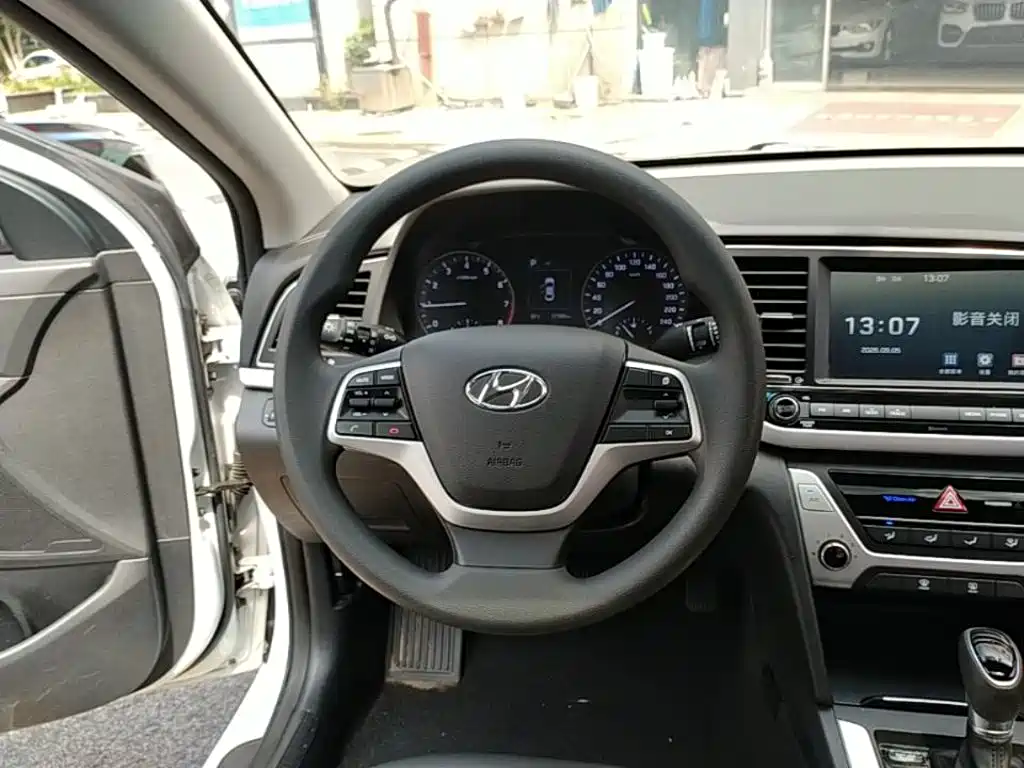 Hyundai Elantra — миниатюра 11