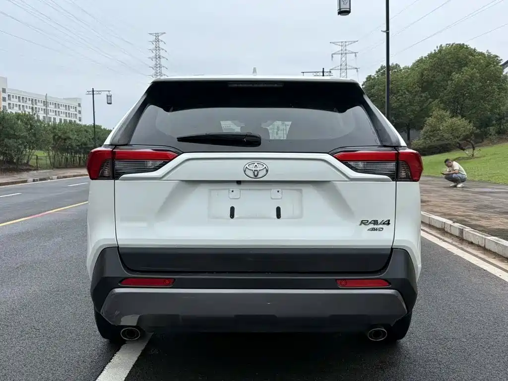 Toyota RAV4 — миниатюра 5