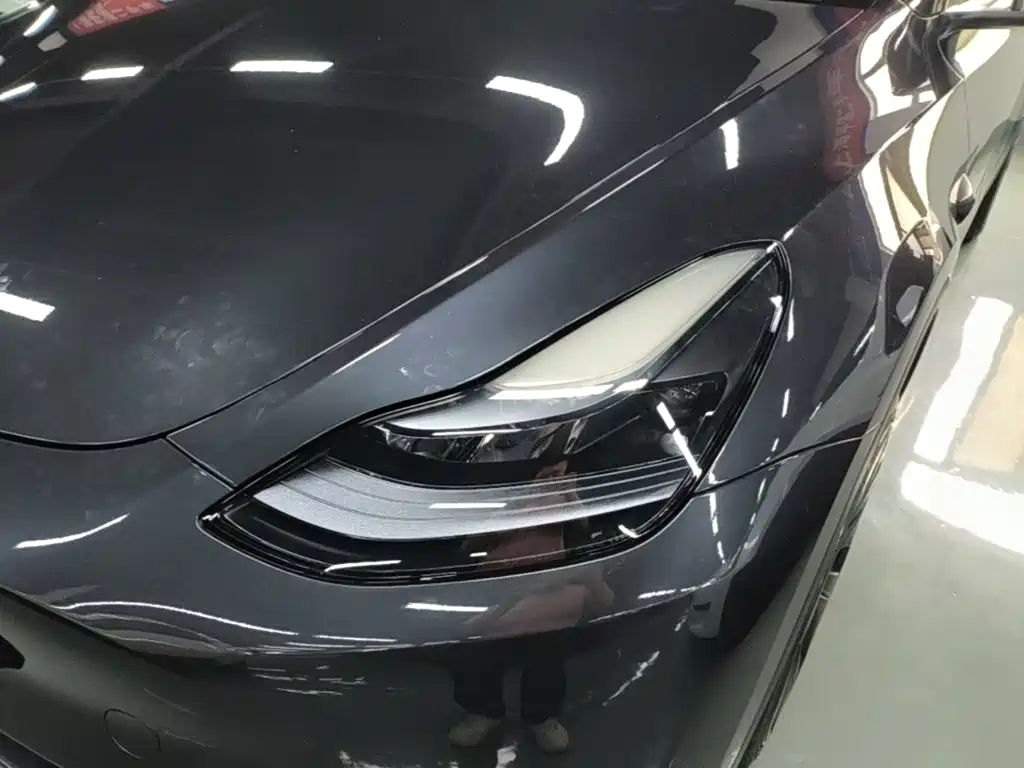 Tesla Model Y — миниатюра 24