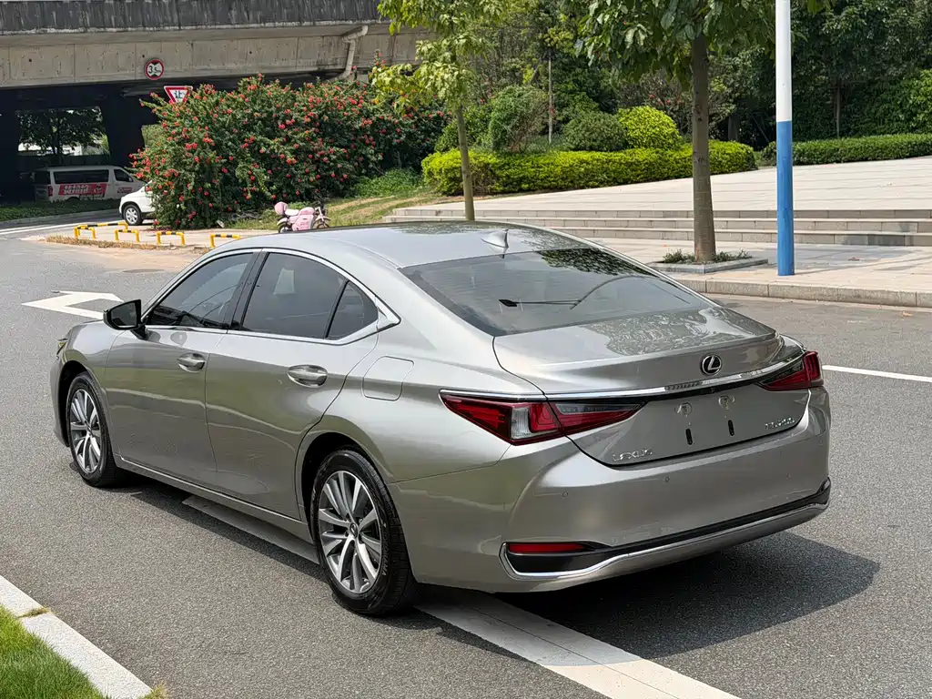 Lexus ES — миниатюра 15