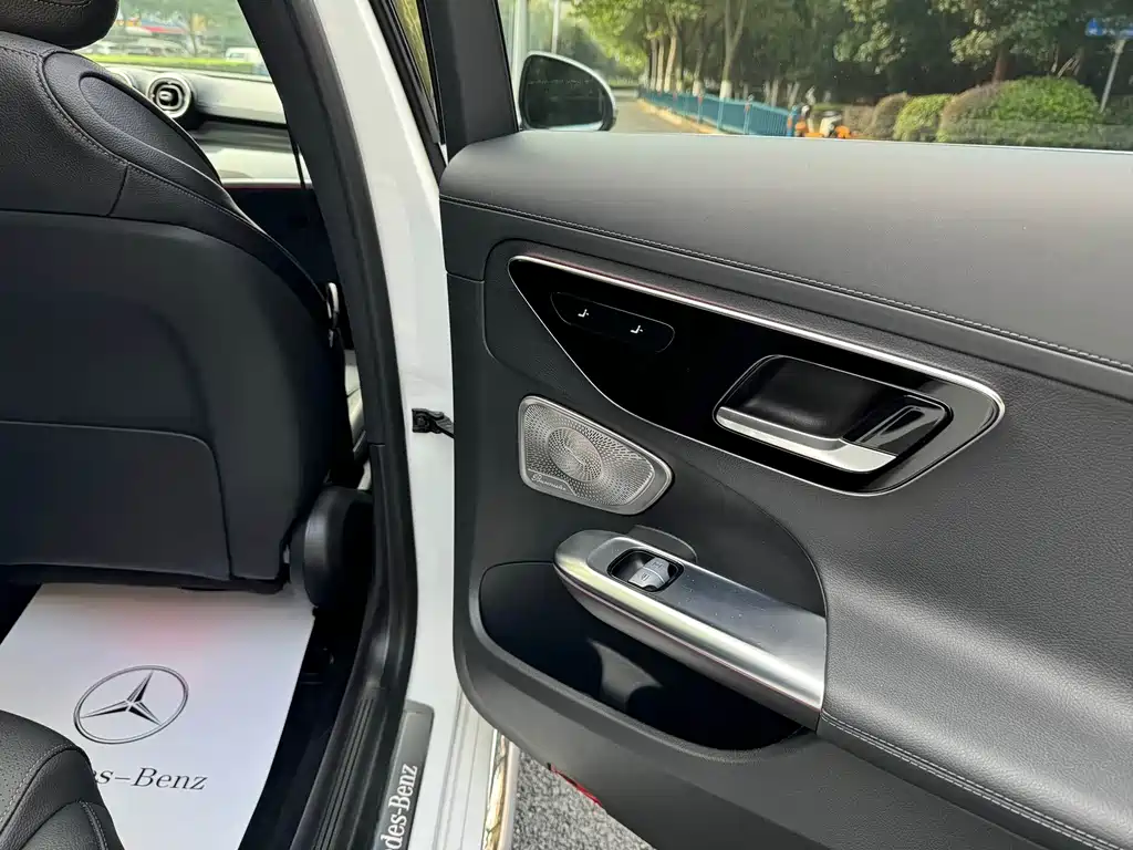 Mercedes-Benz C-Class — миниатюра 14