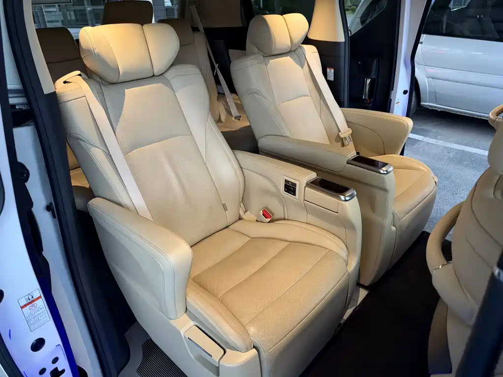 Toyota Alphard — миниатюра 8