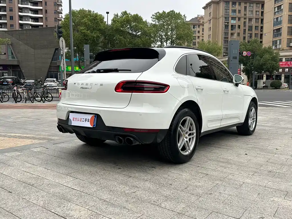 PORSCHE MACAN