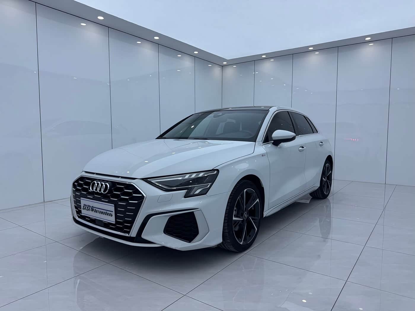 Audi A3 1.4 л 2023 г. Белый, пробег 12000 км