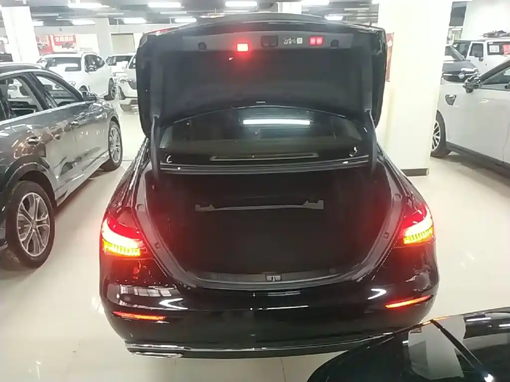 Mercedes-Benz E-Class — миниатюра 9