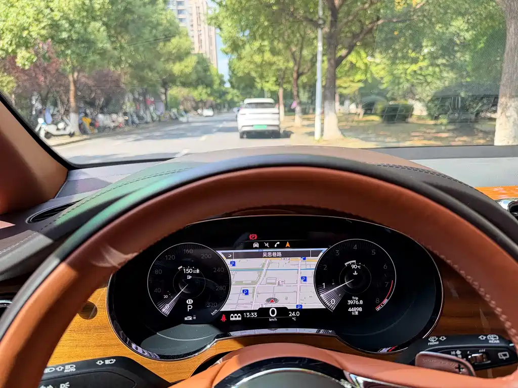 Bentley Bentayga — миниатюра 24