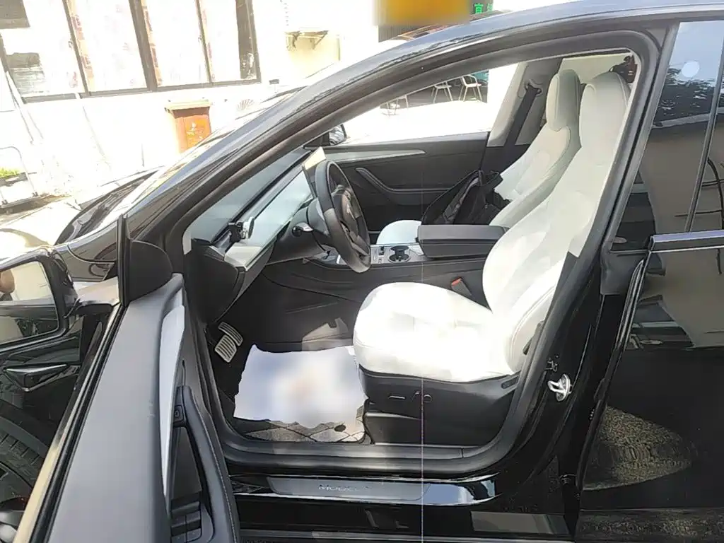 Tesla Model Y — миниатюра 16