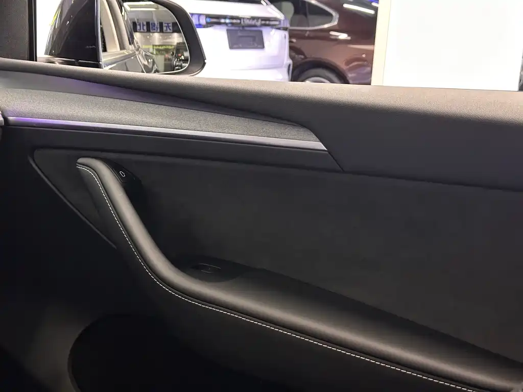 Tesla Model Y — миниатюра 11