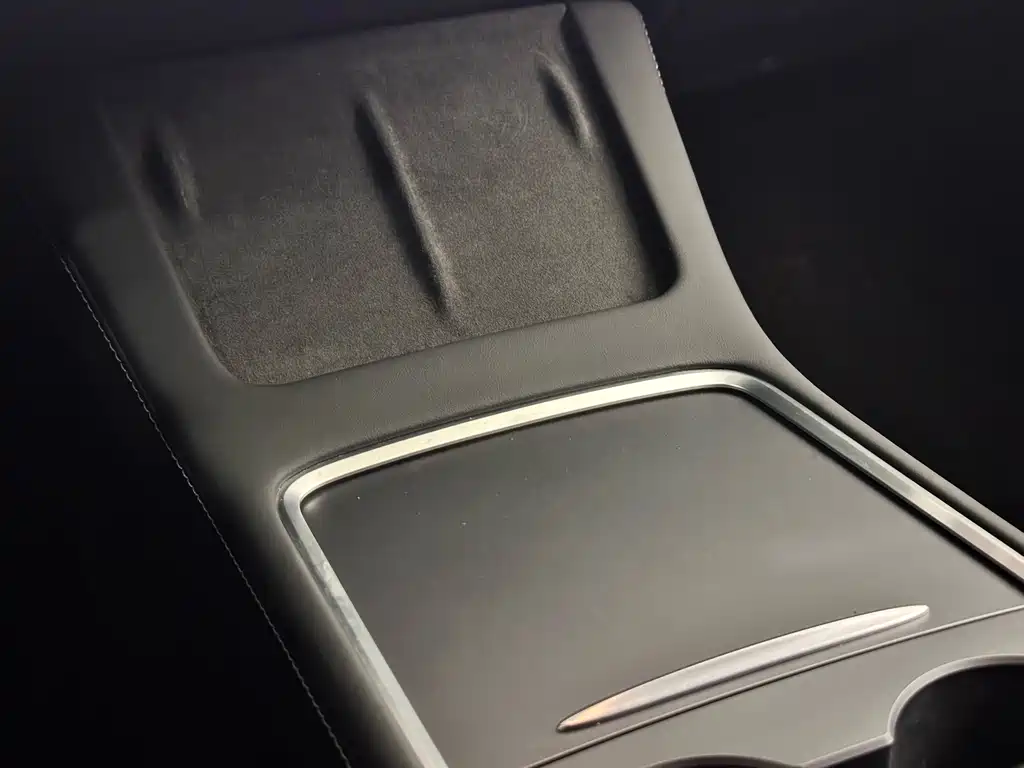 Tesla Model Y — миниатюра 12