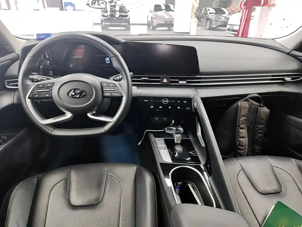 Hyundai Elantra — миниатюра 10