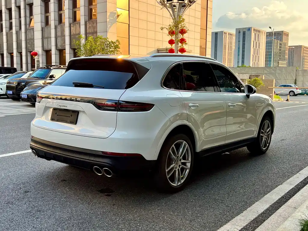 Porsche Cayenne — миниатюра 10