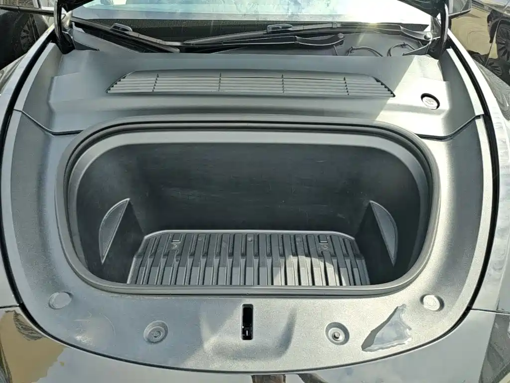 Tesla Model Y — миниатюра 20