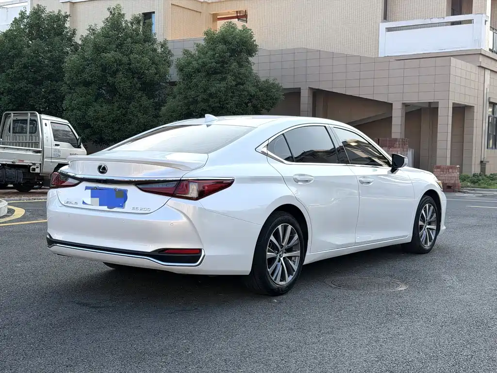 Lexus ES — миниатюра 5