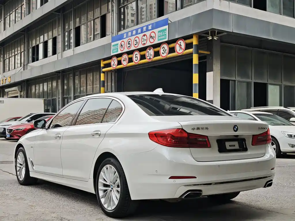BMW 5 Series — миниатюра 8