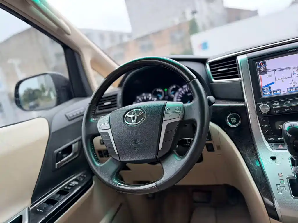 Toyota Alphard — миниатюра 8