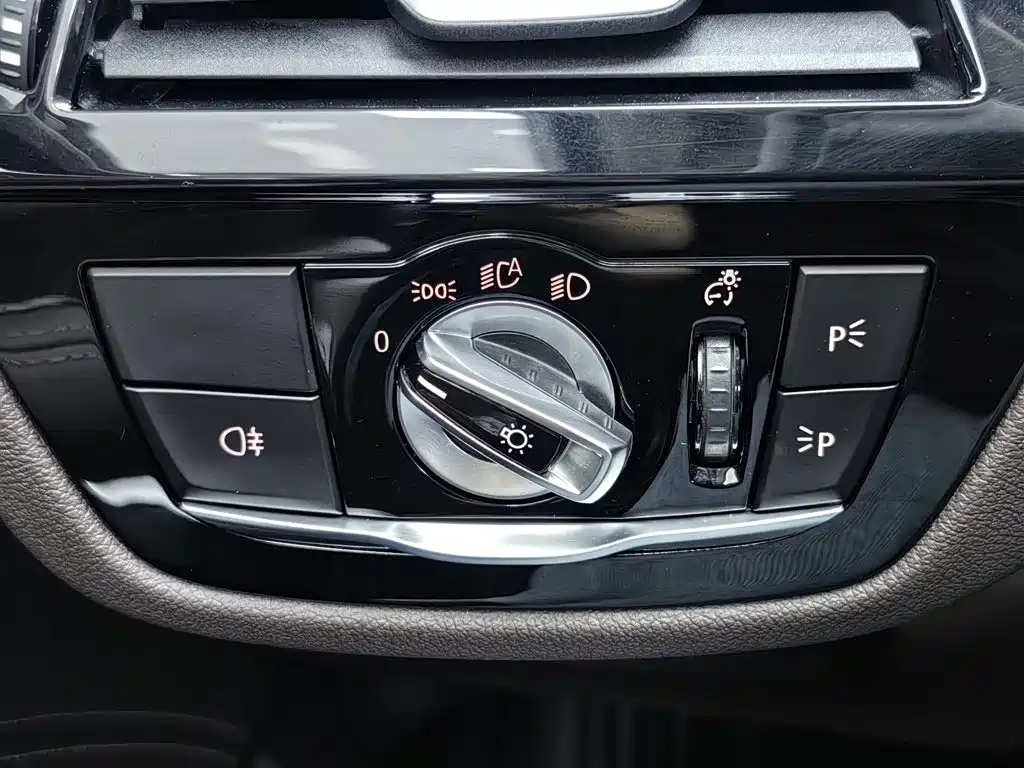 BMW 5 Series New Energy — миниатюра 21
