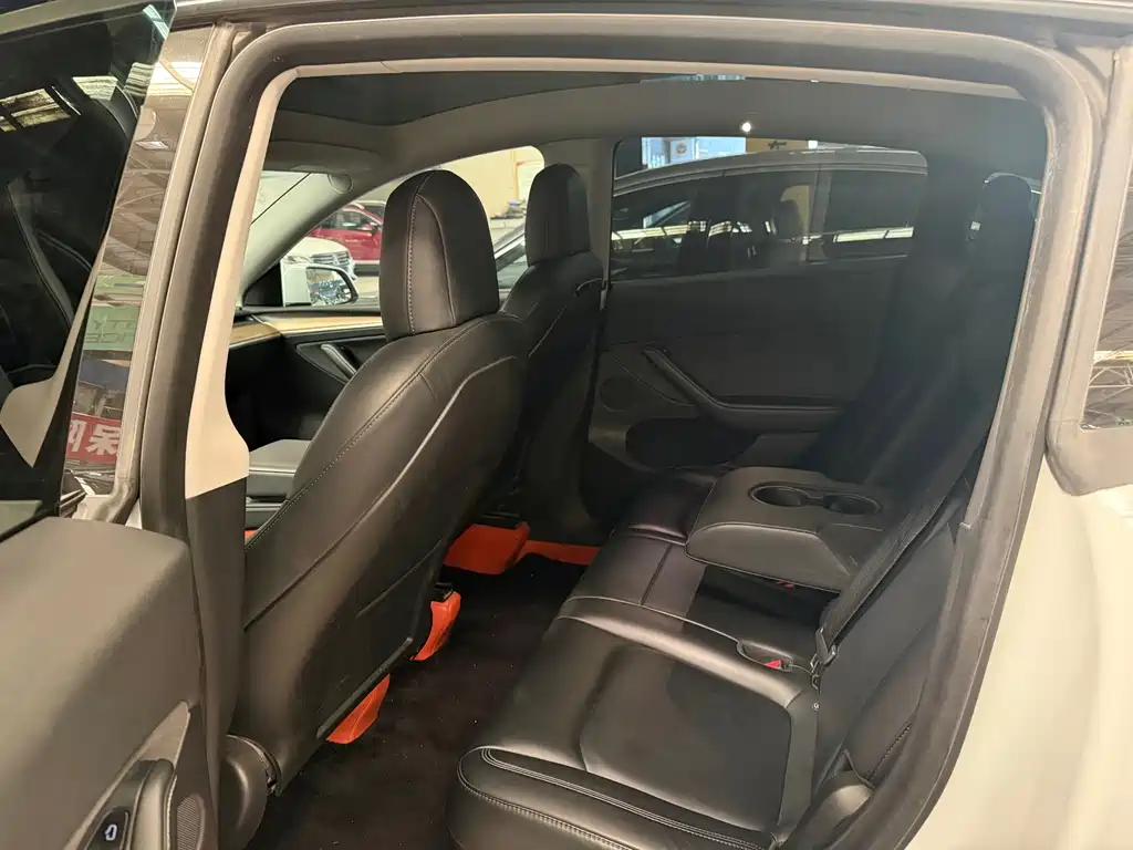 Tesla Model Y — миниатюра 12