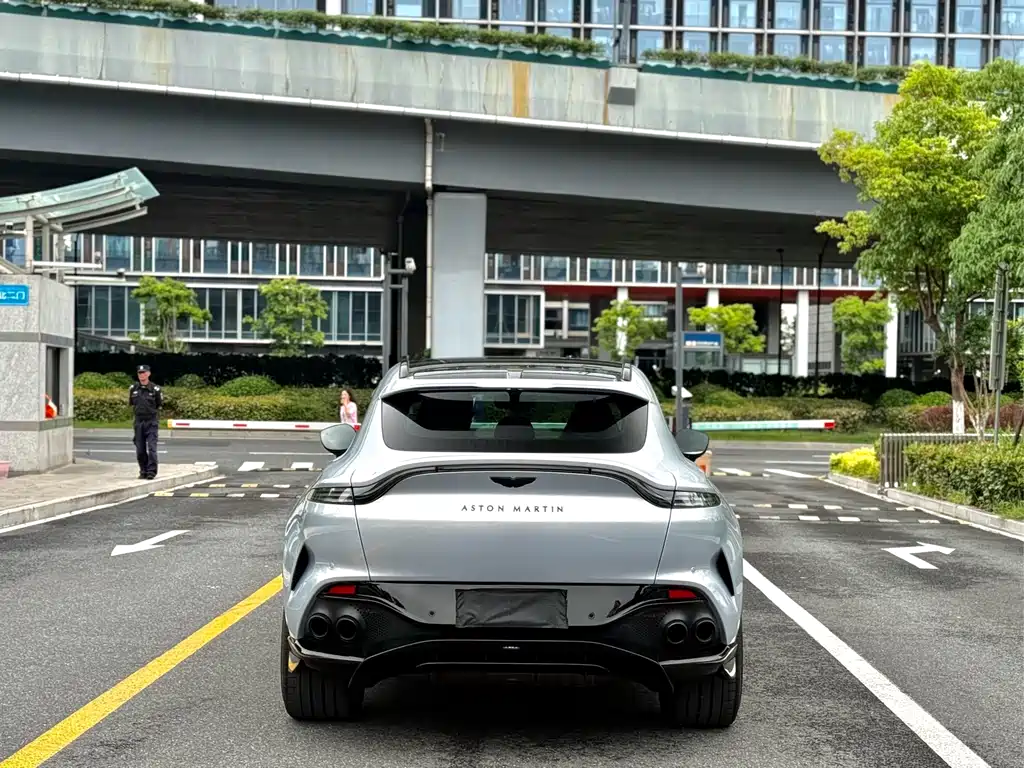 Aston Martin DBX 2025 4.0T V8 707