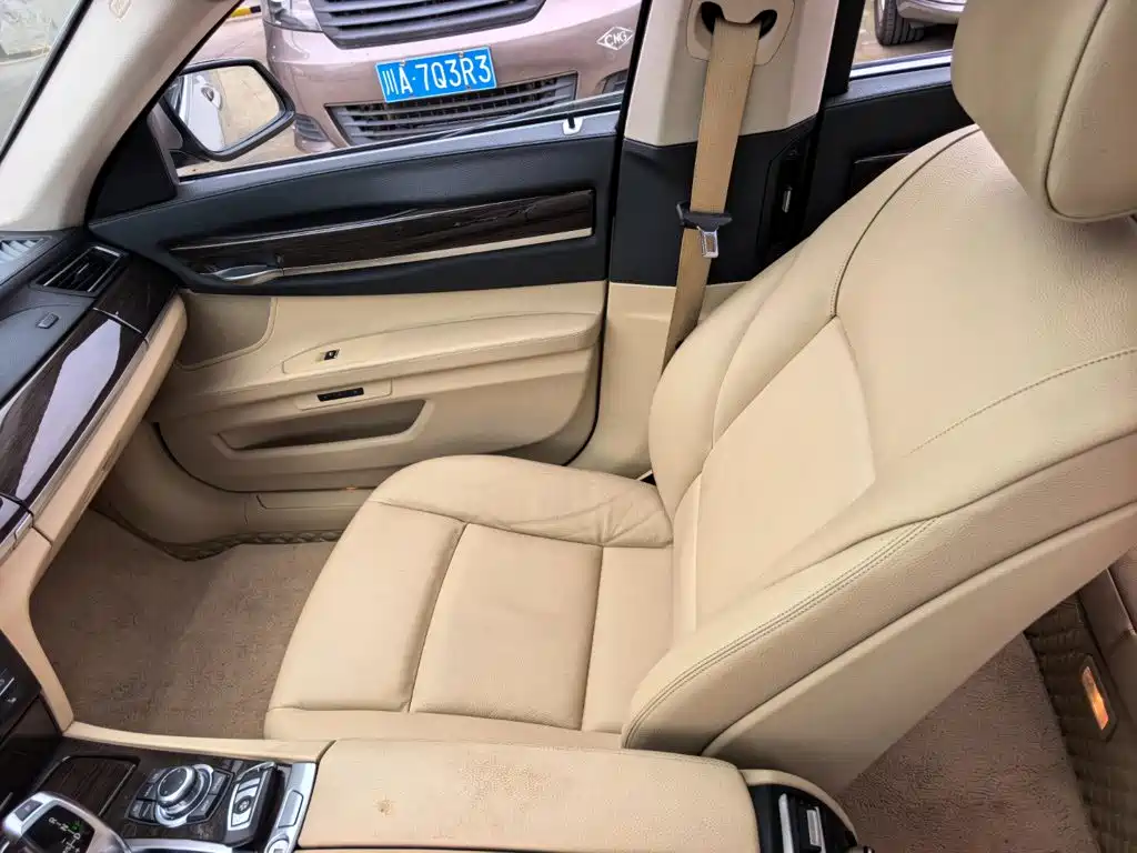 BMW 7 Series — миниатюра 14