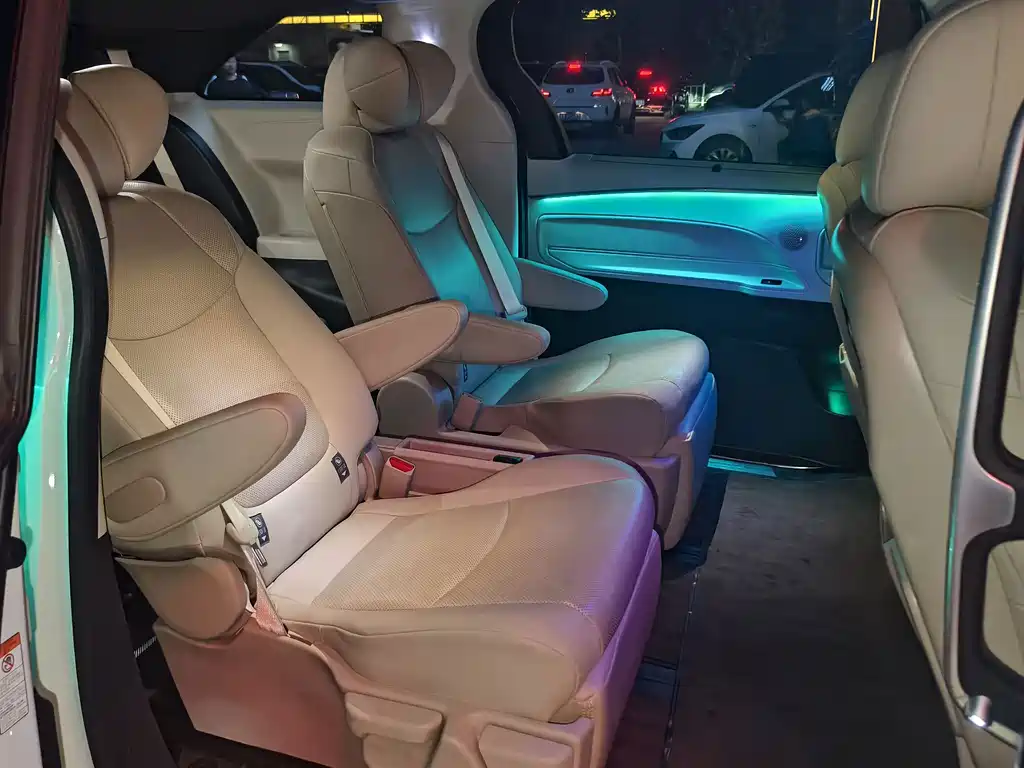 Toyota Granvia — миниатюра 9