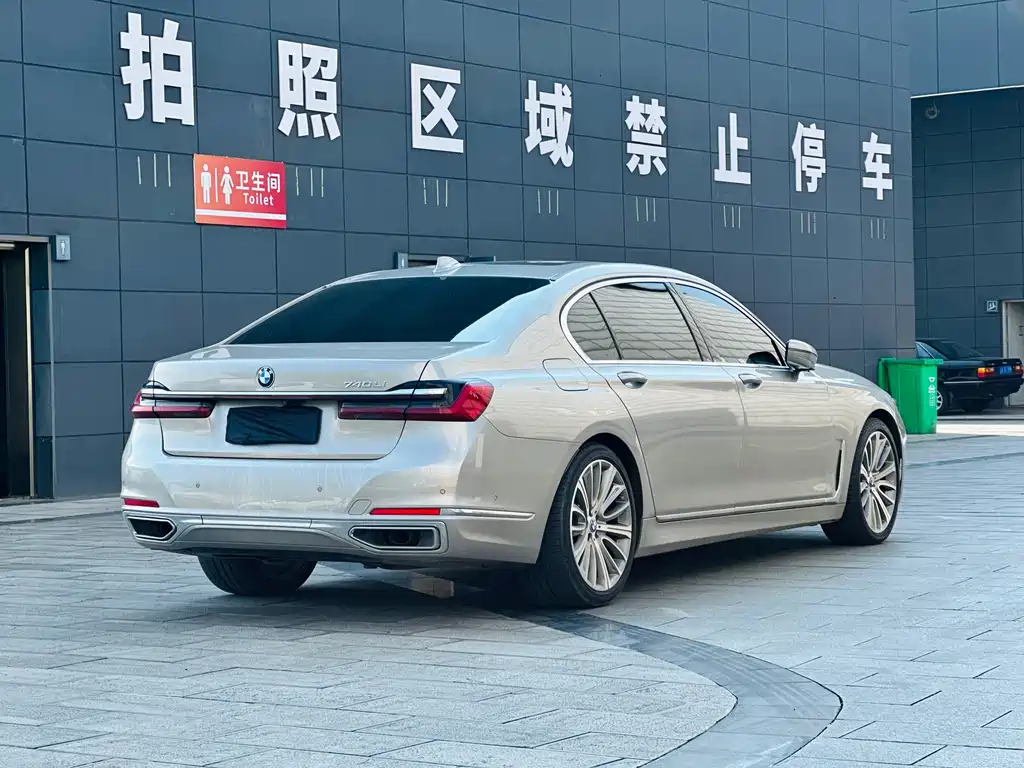 BMW 7 Series — миниатюра 13