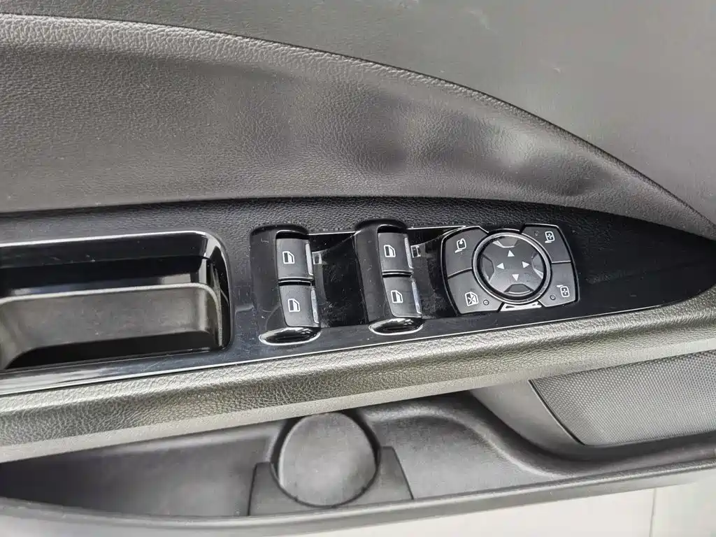 Ford Mondeo — миниатюра 9