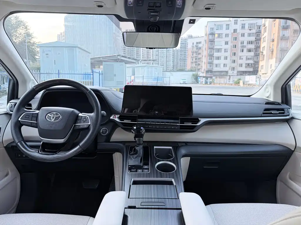 Toyota Sienna — миниатюра 11