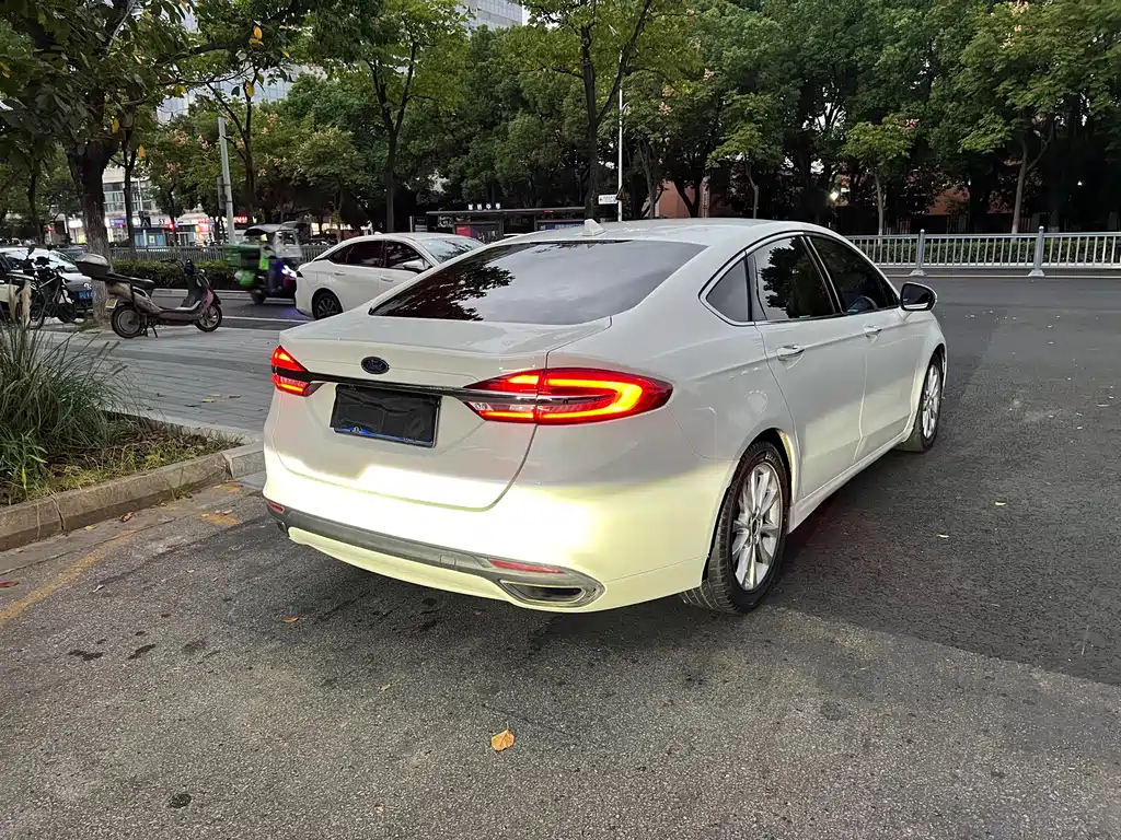 Ford Mondeo — миниатюра 7