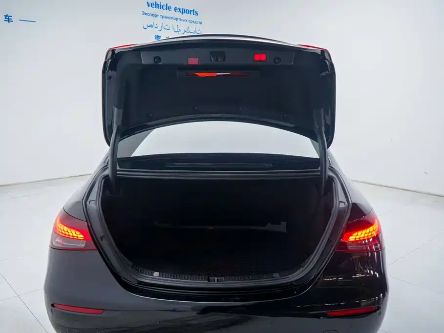 Mercedes-Benz E-Class — миниатюра 9