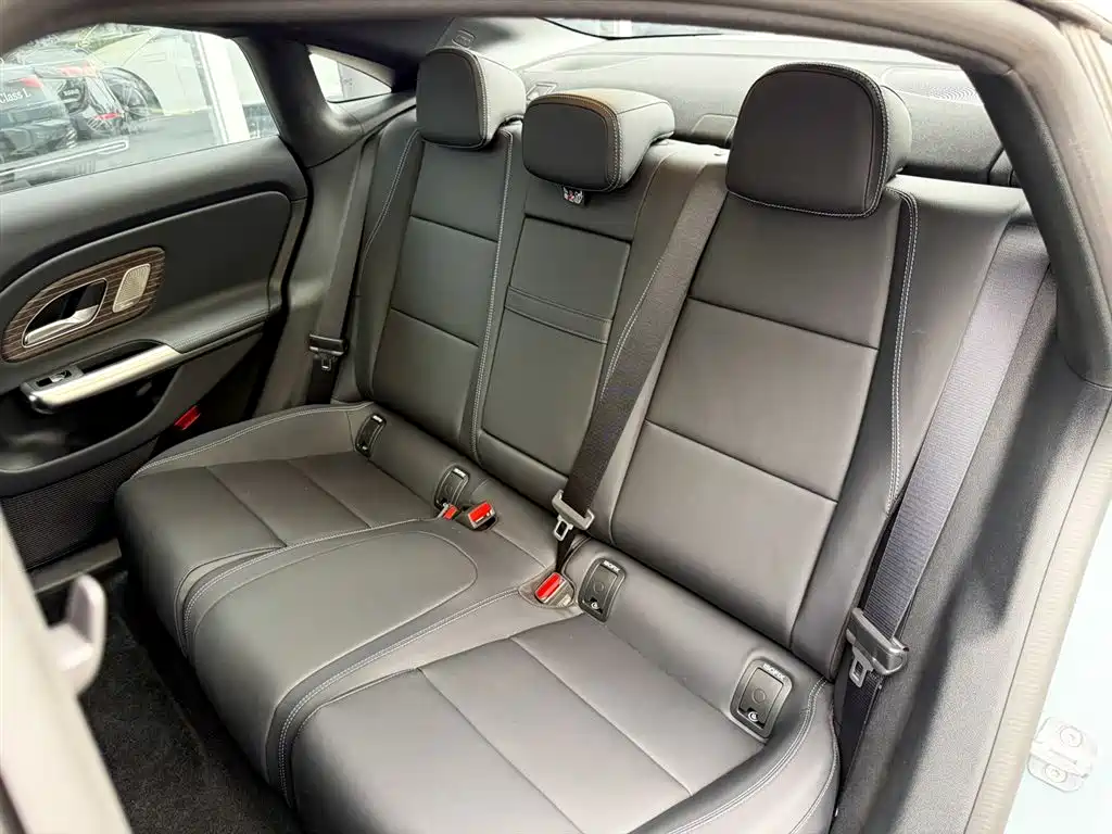 Mercedes-Benz CLA 2025 300L