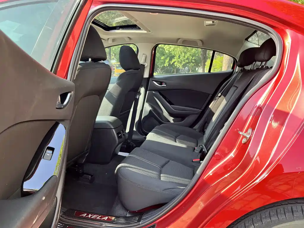 Mazda Mazda3 3 2017 1.5L AT Luxury V