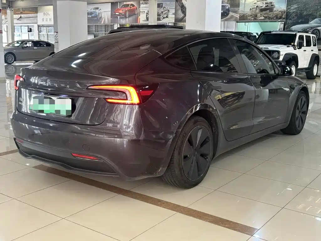 Tesla Model 3 — миниатюра 6